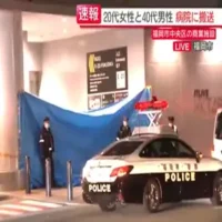 刃物のようなものを持ったまま容疑者の男が逃走　商業施設で男女2人刺される殺人未遂事件