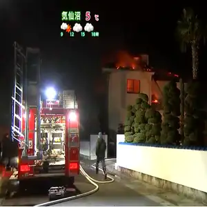 4日夜、石巻市の住宅を焼く火事があり2人が死亡しました。警察は、放火の疑いで現場近くにいた女を現行犯逮捕しました。