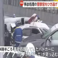 パトカーに突っ込んだランボルギーニの運転手は助手席の女性を放置し逃走　警察官2人が重傷　東京・中央区