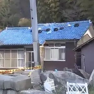 高齢男性が自宅で死亡　頭に打ちつけられたような傷　遺体に布団が掛けられる