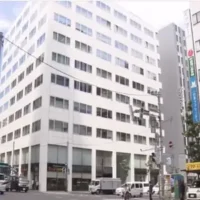 小学校の男性教師が児童の右手首をつかみ廊下を10メートルほどひきずる　札幌市